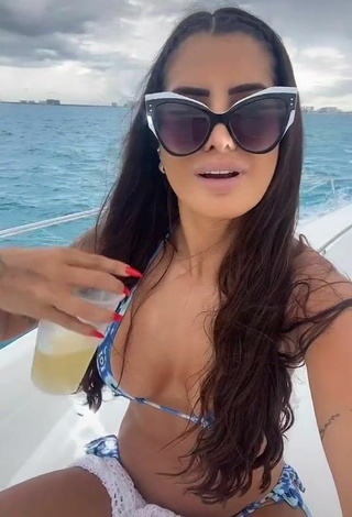 2. Atractiva Marina Ferrari Enseña Escote Con Provocativos Bikini En Un Barco