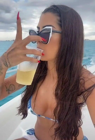 4. Atractiva Marina Ferrari Enseña Escote Con Provocativos Bikini En Un Barco