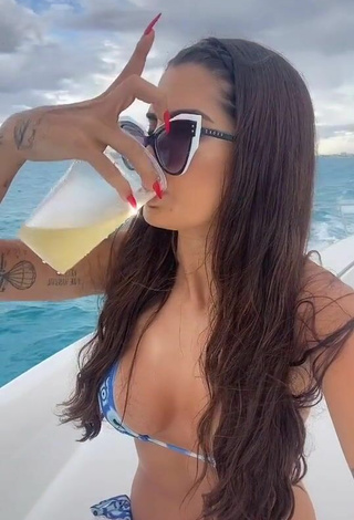 5. Atractiva Marina Ferrari Enseña Escote Con Provocativos Bikini En Un Barco