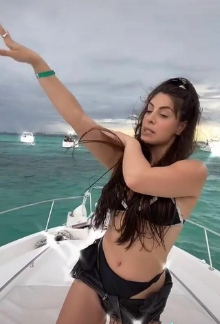 5. Guapísima Marina Ferrari Con Atractivos Bikini En Un Barco