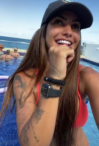 2. Increíble Marina Ferrari Enseña Escote Con Bikini Rosa En La Piscina