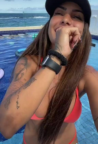 3. Increíble Marina Ferrari Enseña Escote Con Bikini Rosa En La Piscina