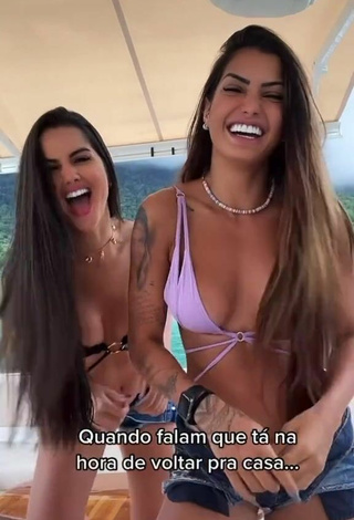 Sensual Marina Ferrari enseña escote con Fascinantes Bikini en un barco