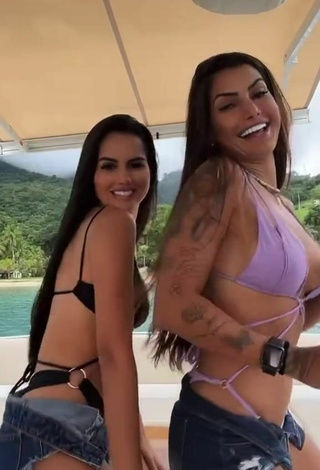 5. Sensual Marina Ferrari Enseña Escote Con Fascinantes Bikini En Un Barco