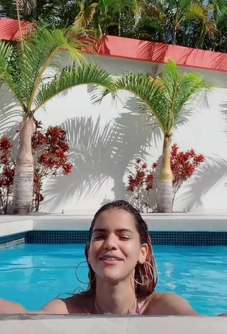 Sexy Melissa Rodriguez con Sujetador de Bikini en la piscina