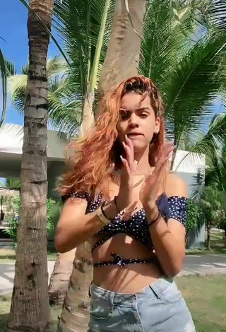 Sexy Melissa Rodriguez enseña escote con Top Corto