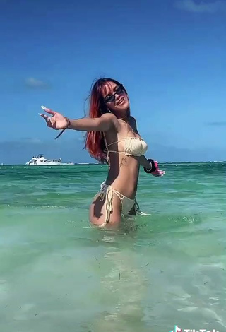 4. Guapísima Melissa Rodriguez Con Atractivos Bikini Beige En La Playa