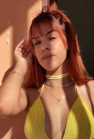 Sexy Melissa Rodriguez enseña escote con Top Amarillo