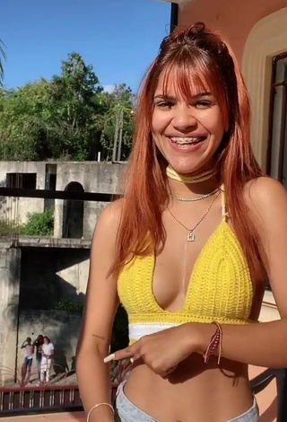 Linda Melissa Rodriguez enseña escote con Encantadores Top Corto