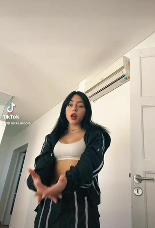 Sexy Nicki Nicole enseña escote con Top Corto Blanco