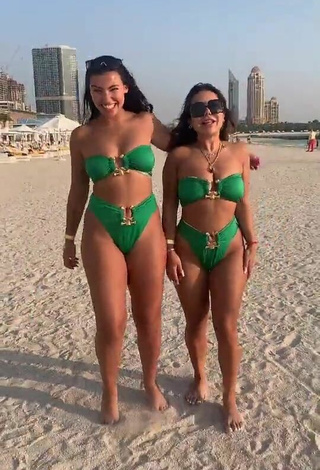 Hermosa Nourhène enseña escote con Bikini Verde en la playa