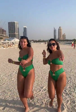 2. Hermosa Nourhène Enseña Escote Con Bikini Verde En La Playa