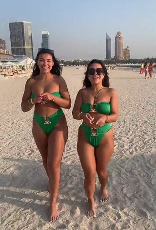 3. Hermosa Nourhène Enseña Escote Con Bikini Verde En La Playa