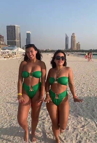 4. Hermosa Nourhène Enseña Escote Con Bikini Verde En La Playa