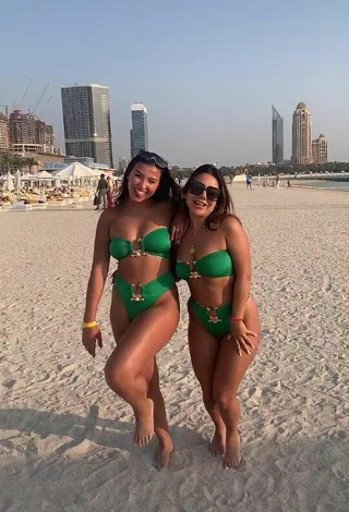 Sexy Nourhène con Bikini Verde en la playa