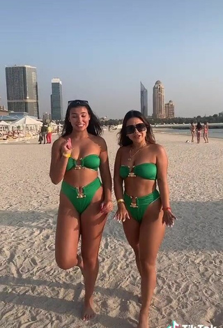 4. Sexy Nourhène Con Bikini Verde En La Playa