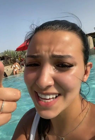 5. Sexy Nourhène Enseña Escote Con Traje De Baño Blanco En La Piscina