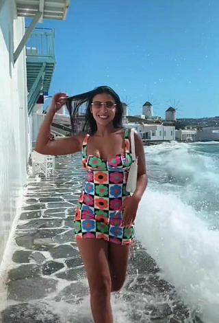 2. Caliente Nourhène Enseña Escote Con Vestido En El Mar