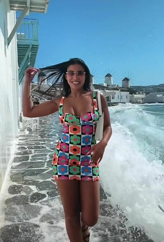 3. Caliente Nourhène Enseña Escote Con Vestido En El Mar