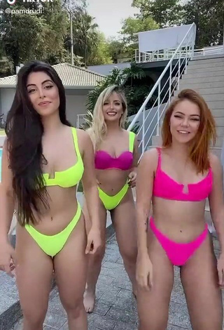 Caliente Pamela Drudi enseña escote con Bikini y Tetas Saltarinas