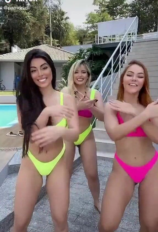 2. Caliente Pamela Drudi Enseña Escote Con Bikini Y Tetas Saltarinas