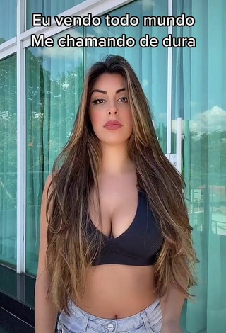 Caliente Pamela Drudi enseña escote con Sujetador Deportivo Negro y Senos Saltarines