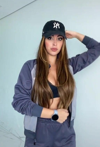 3. Hermosa Pamela Drudi Enseña Escote Con Sujetador Deportivo Negro Y Tetas Saltarinas