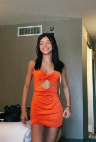 Sexy Rachel Brockman con Vestido Naranja