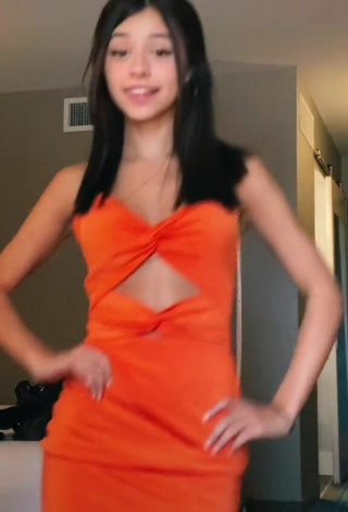 3. Sexy Rachel Brockman Con Vestido Naranja