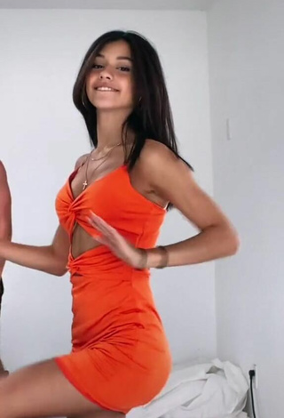 3. Caliente Rachel Brockman Enseña Escote Con Vestido Naranja