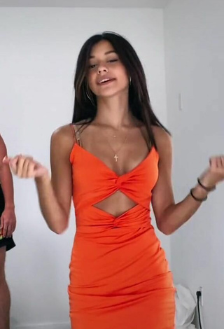 4. Caliente Rachel Brockman Enseña Escote Con Vestido Naranja