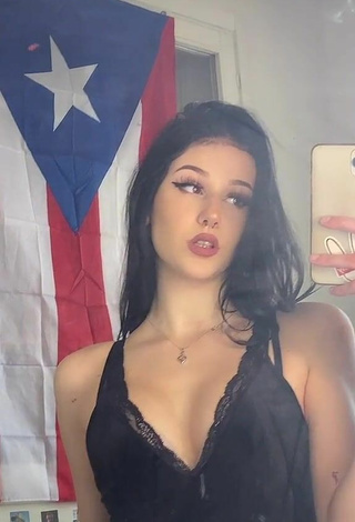 Hermosa Samantha Frison enseña escote con Top Negro