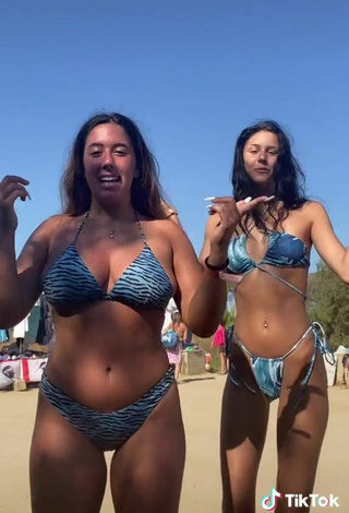 3. Sexy Samantha Frison Enseña Escote Con Bikini En La Playa