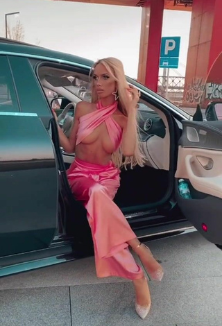 Caliente Sara Damnjanović con Mono Rosa en una calle