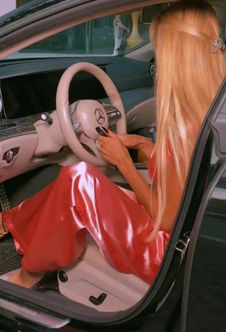 4. Sexy Sara Damnjanović Con Mono Rosa En Un Coche