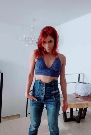 Caliente María León con Top Corto Azul