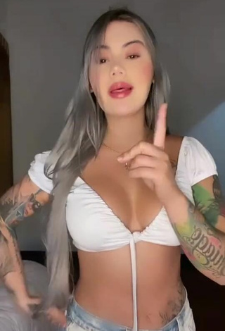 3. Sexy Cintia Cossio Enseña Escote Con Top Corto Blanco