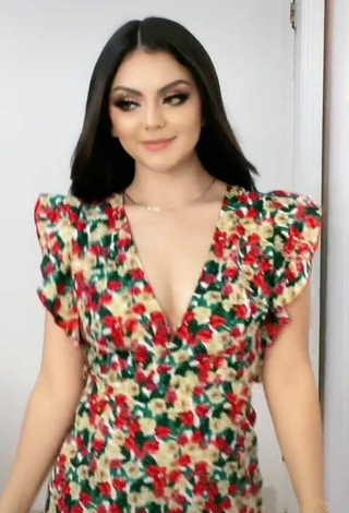 Sexy Melissa Navarro enseña escote con Vestido Floral