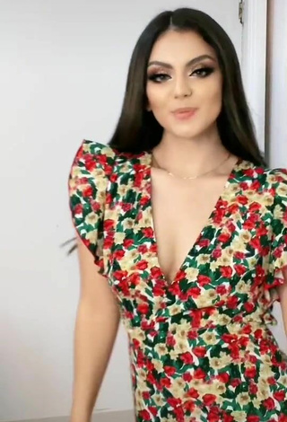 2. Sexy Melissa Navarro Enseña Escote Con Vestido Floral