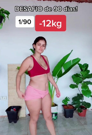 Sexy Suelita Assis enseña escote con Top Corto Rojo