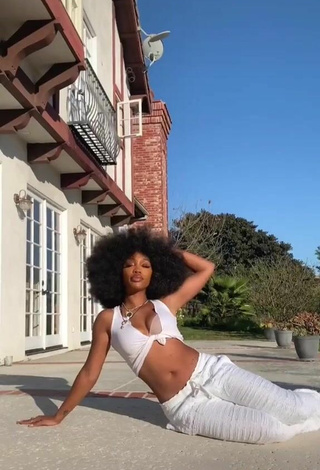 4. Sexy Solána Imani Rowe Enseña Escote Con Top Corto