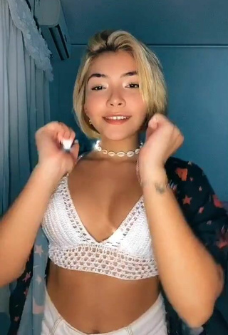 Bonita Taynara Cabral enseña escote con Top Corto Blanco