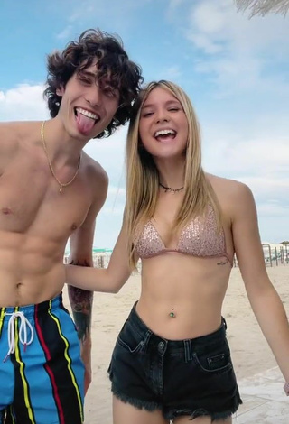 4. Sexy Valeria Vedovatti Con Sujetador De Bikini En La Playa