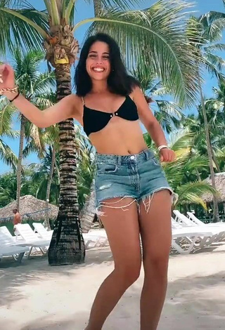 4. Hermosa Victoria Caro Con Sujetador De Bikini En La Playa