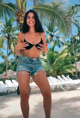 5. Hermosa Victoria Caro Con Sujetador De Bikini En La Playa