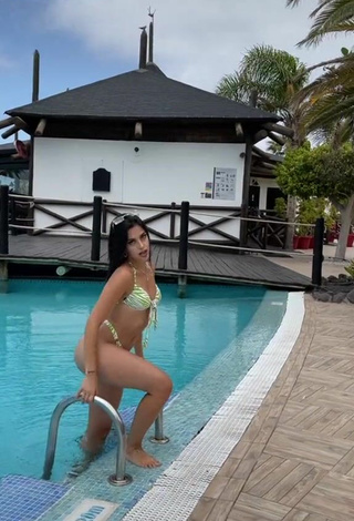 Adorable Victoria Caro con Bikini Cebra en la piscina