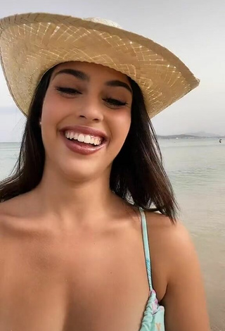 Impresionante Victoria Caro con Bikini Floral en la playa