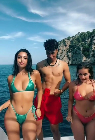 5. Maravillosa Victoria Caro Con Bikini En Un Barco