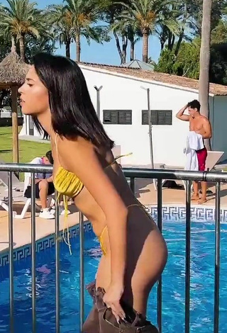 2. Sexy Victoria Caro Con Mini Bikini Amarillo Y Senos Saltarines