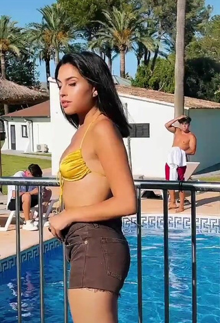 4. Sexy Victoria Caro Con Mini Bikini Amarillo Y Senos Saltarines